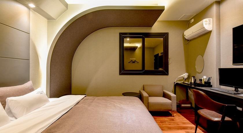 French Code Hotel Cshangvon Kültér fotó