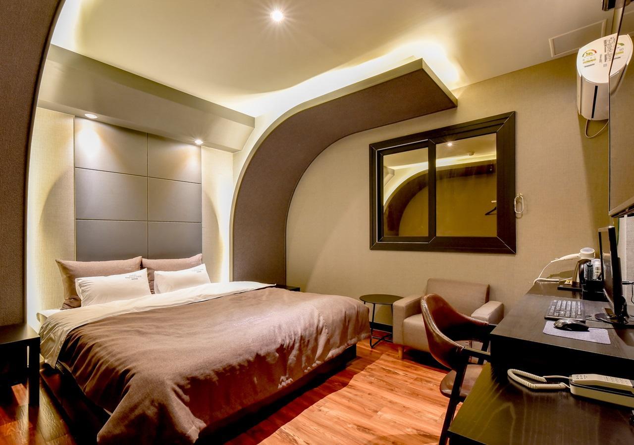 French Code Hotel Cshangvon Kültér fotó