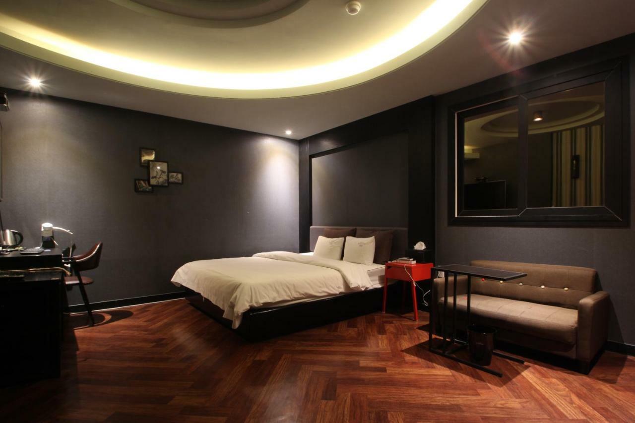 French Code Hotel Cshangvon Kültér fotó