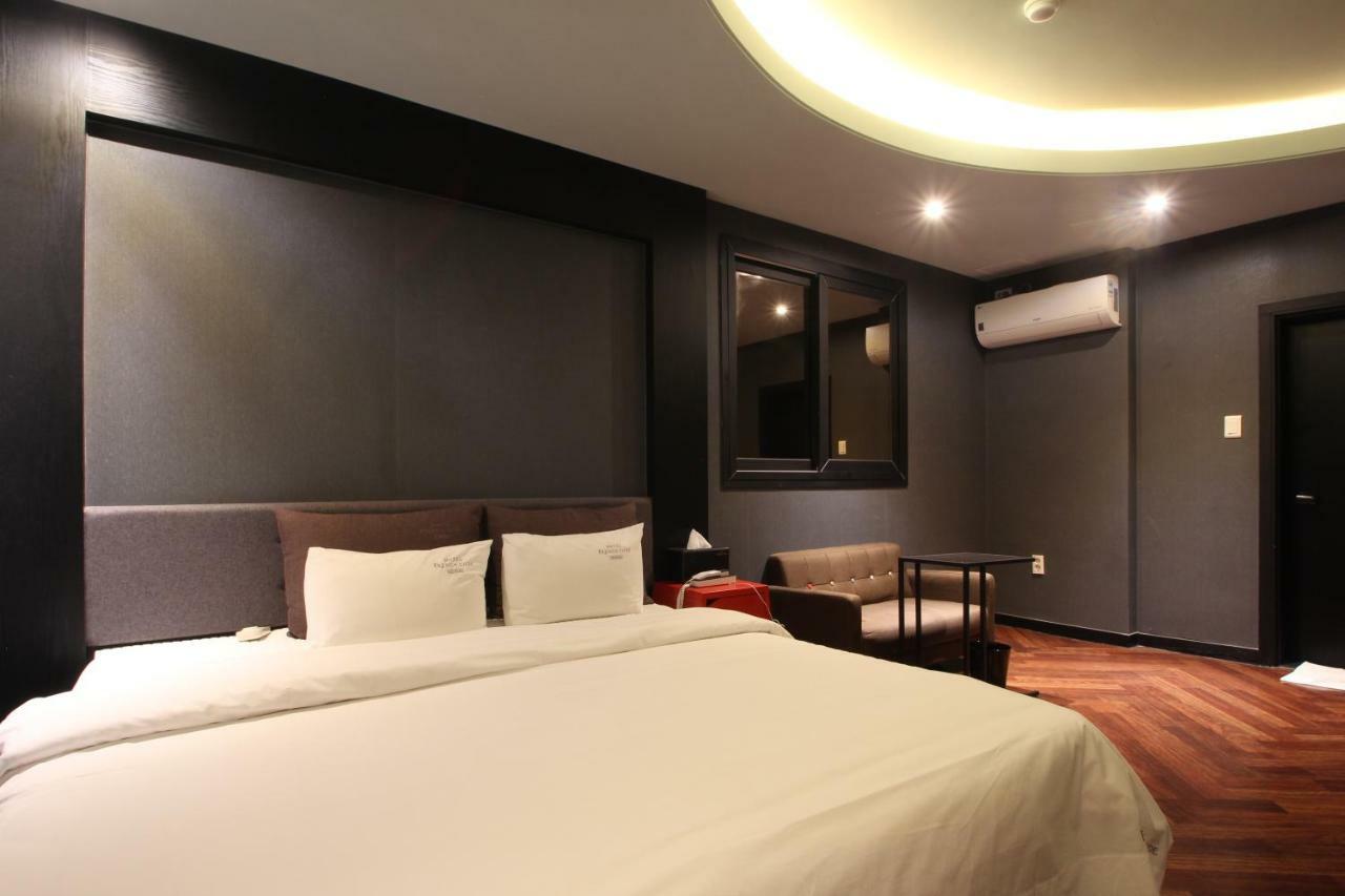 French Code Hotel Cshangvon Kültér fotó