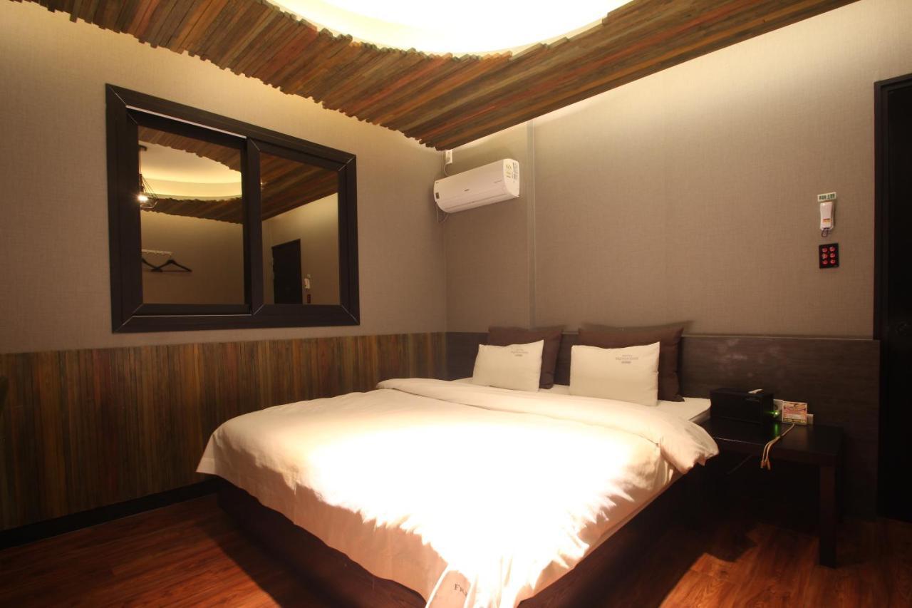 French Code Hotel Cshangvon Kültér fotó